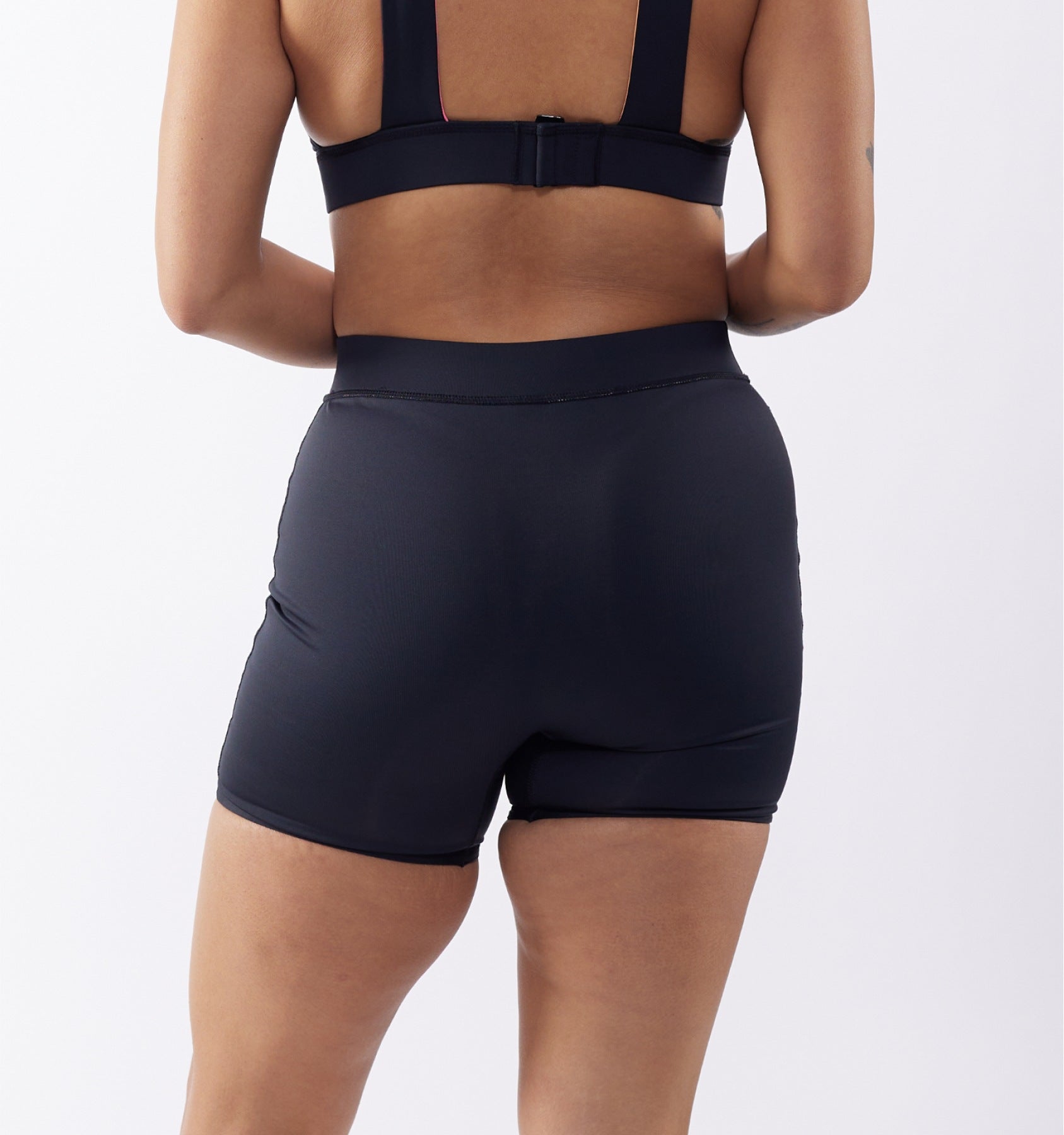 Model: Raiza is 5'6" and wears a small