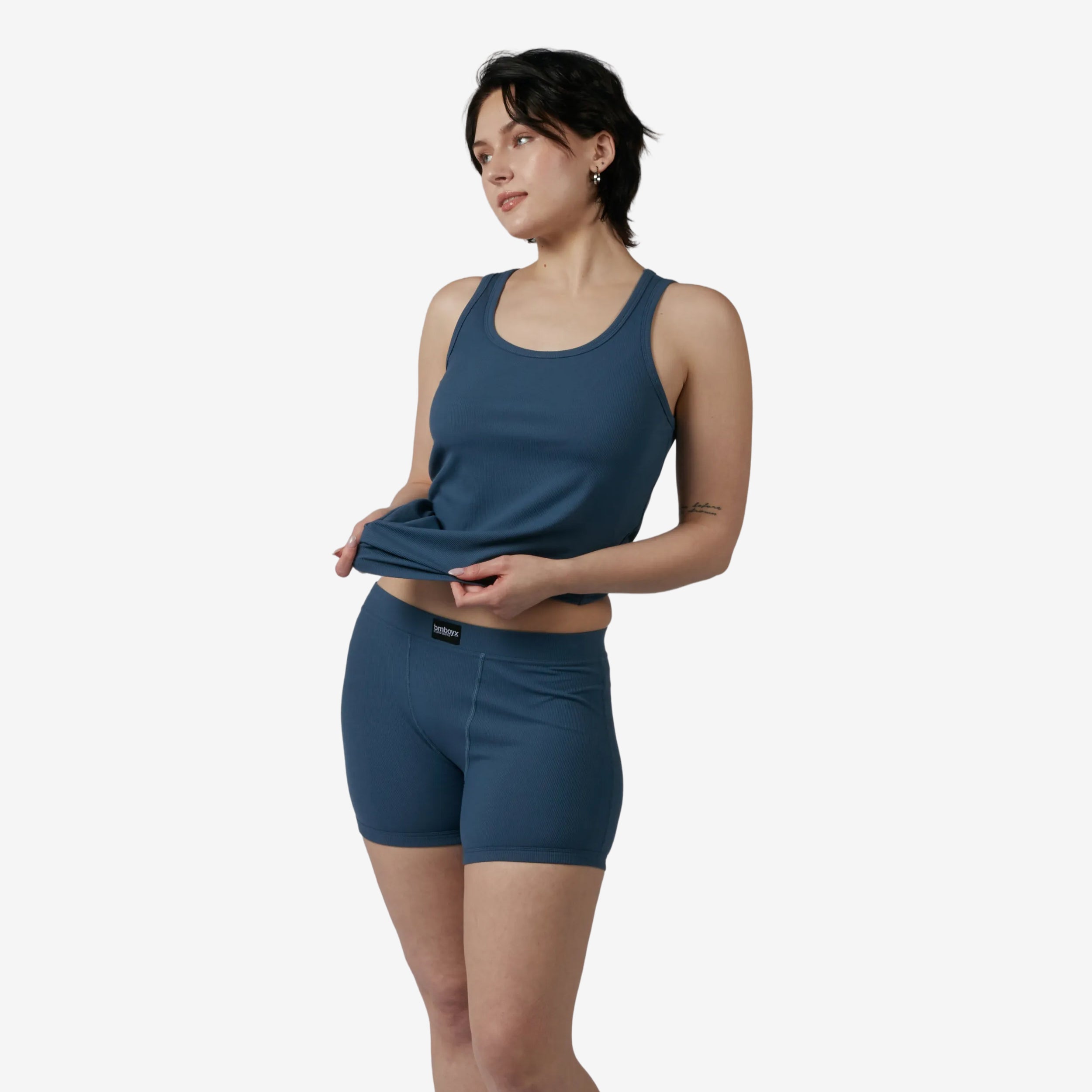 Model: Avery is 5'9" and wears a Small