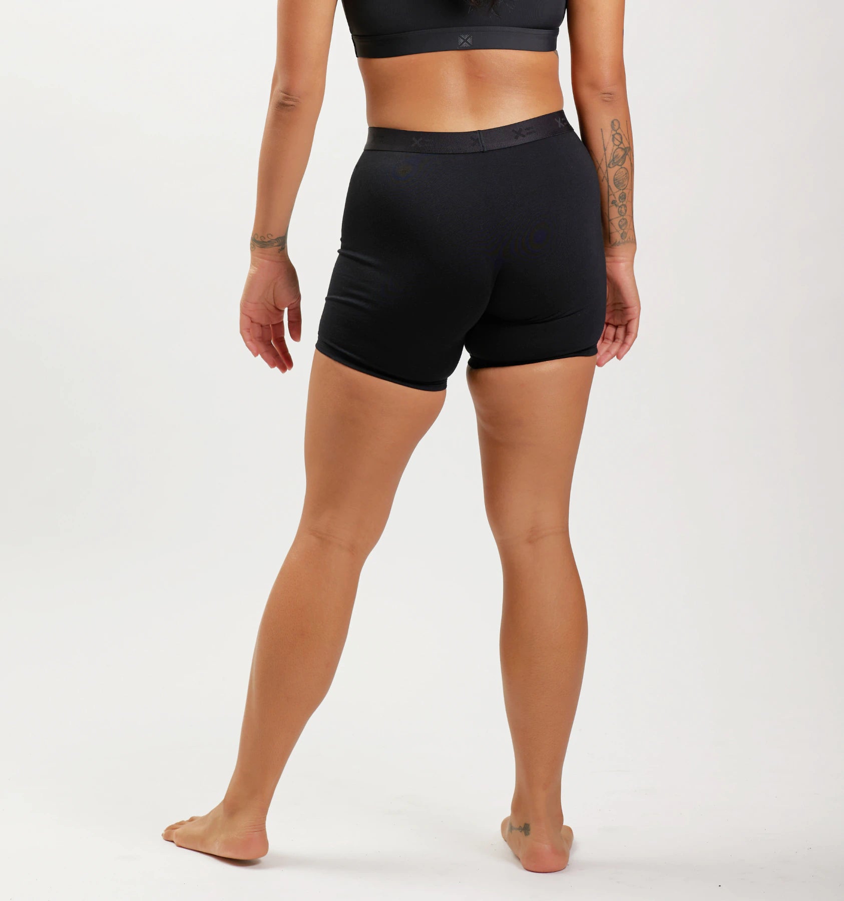 Model:Raiza is 5'6" and wears a small