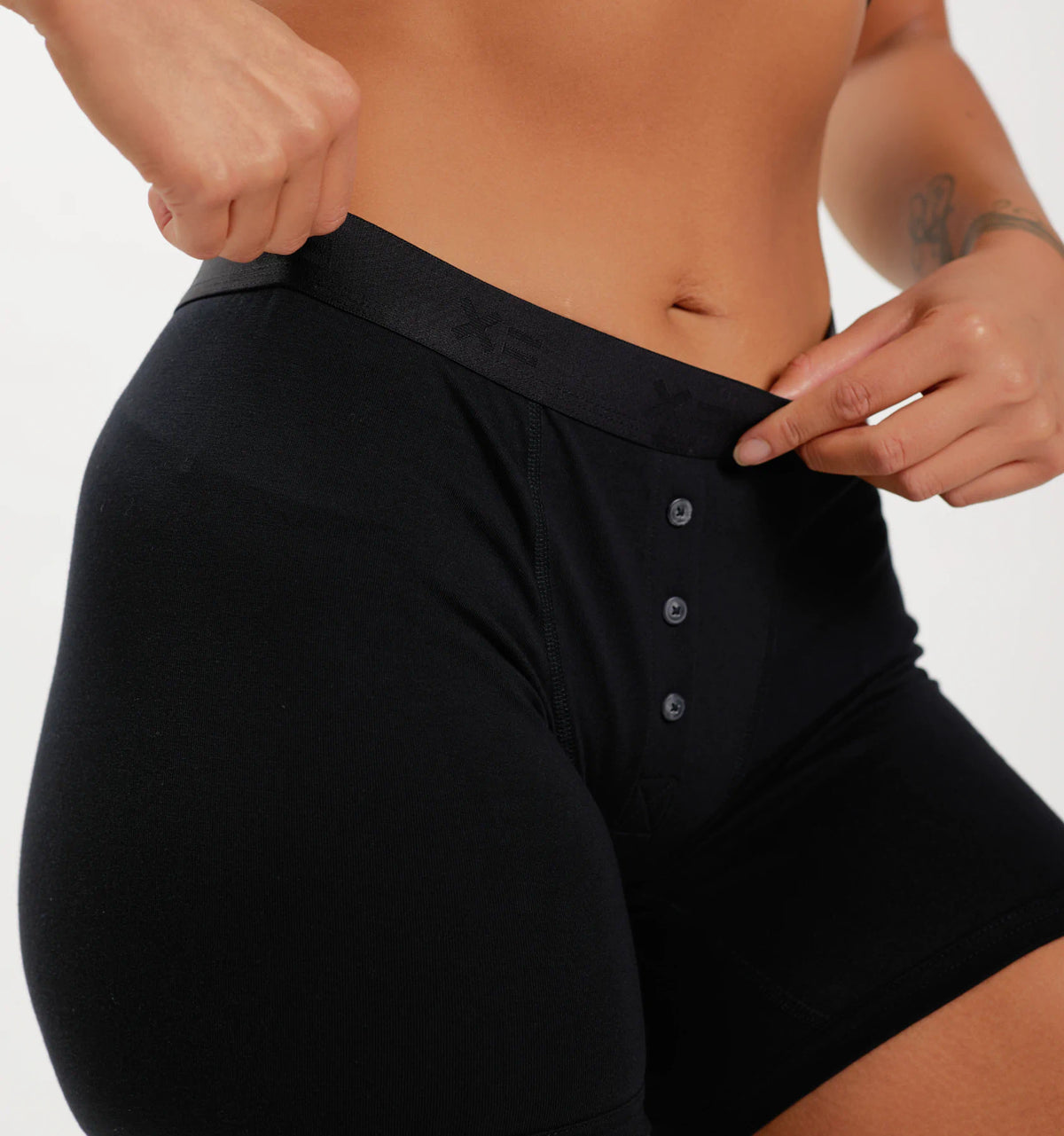 Model:Raiza is 5'6" and wears a small