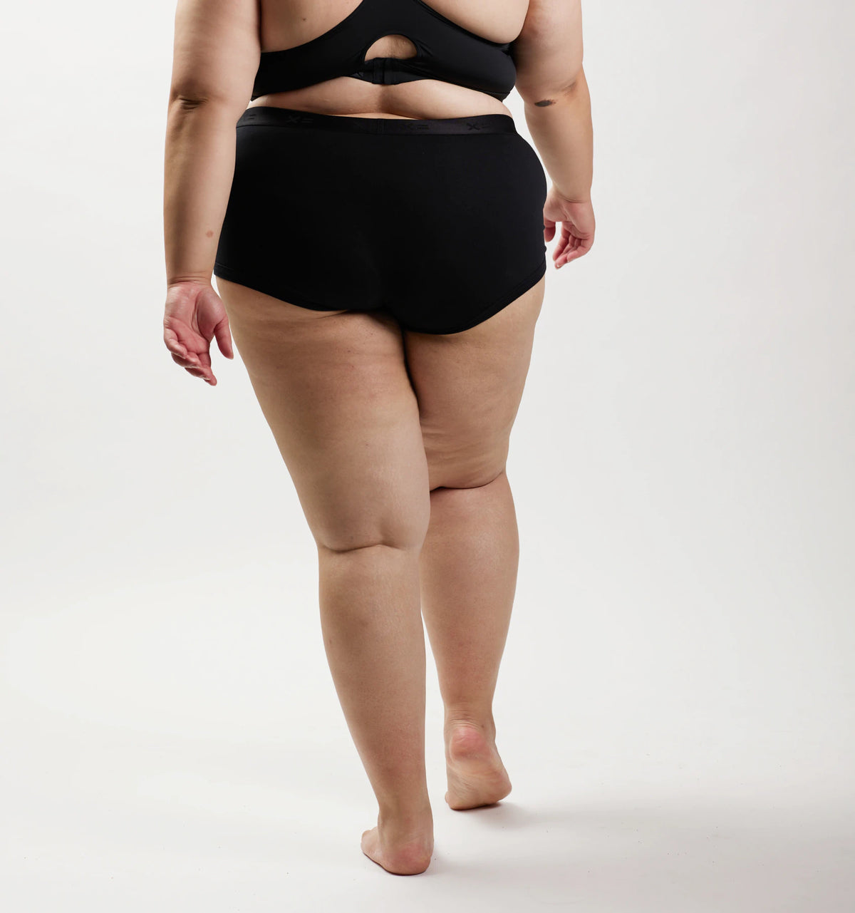 Model: Vanessa is 5'7" and wears a 2x