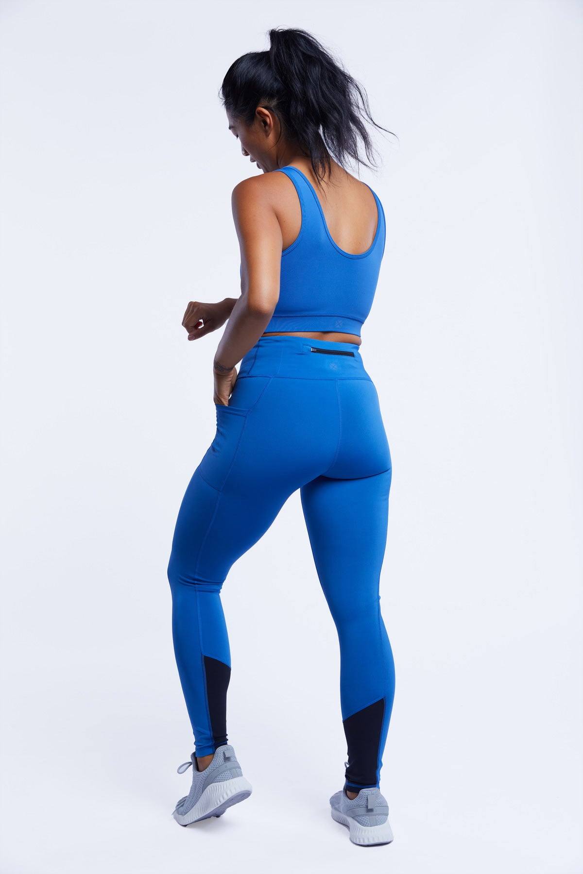 Model: Raiza is 5'6" and wears a small