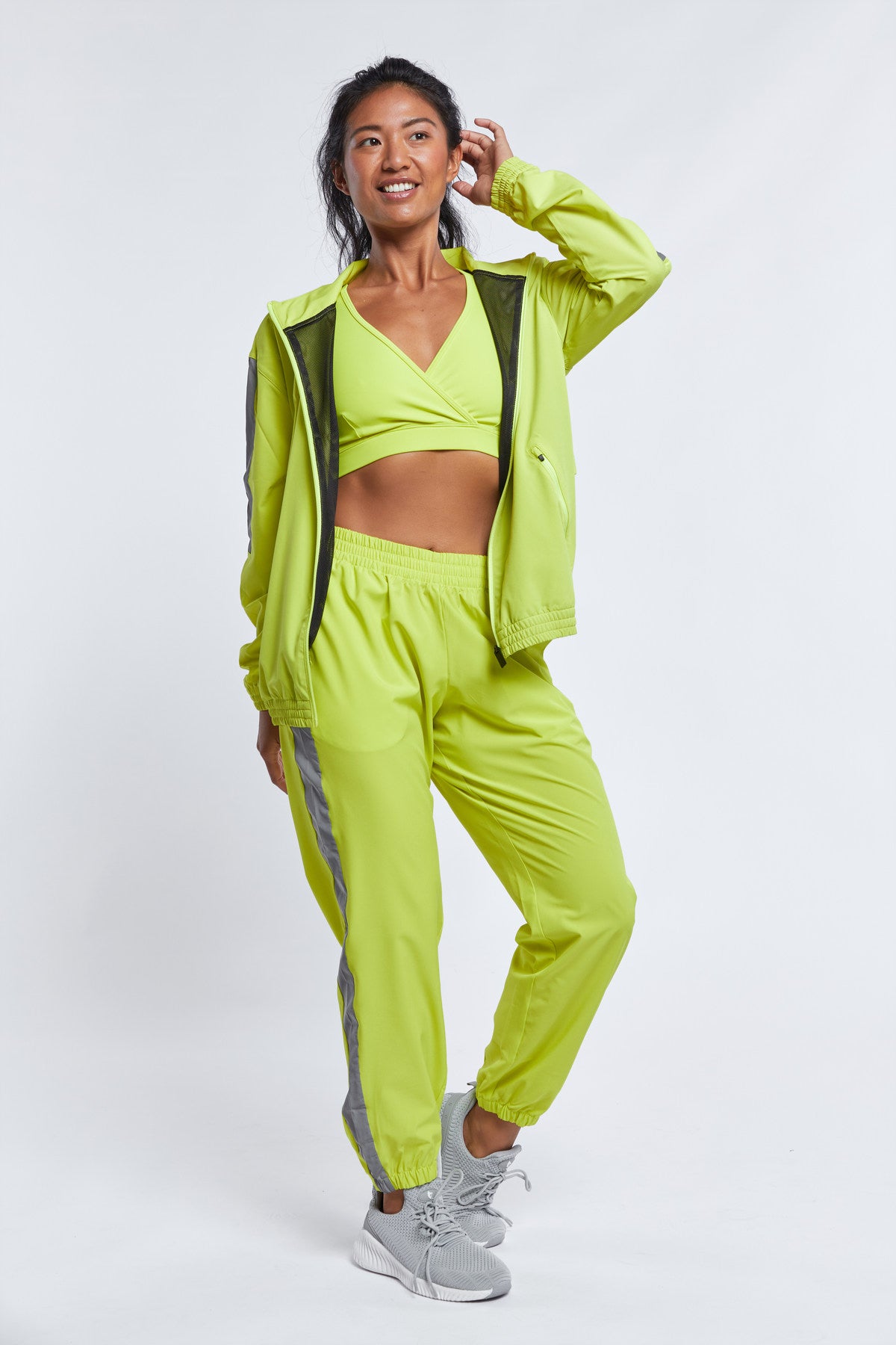 Model: Raiza is 5'6" and wears a small